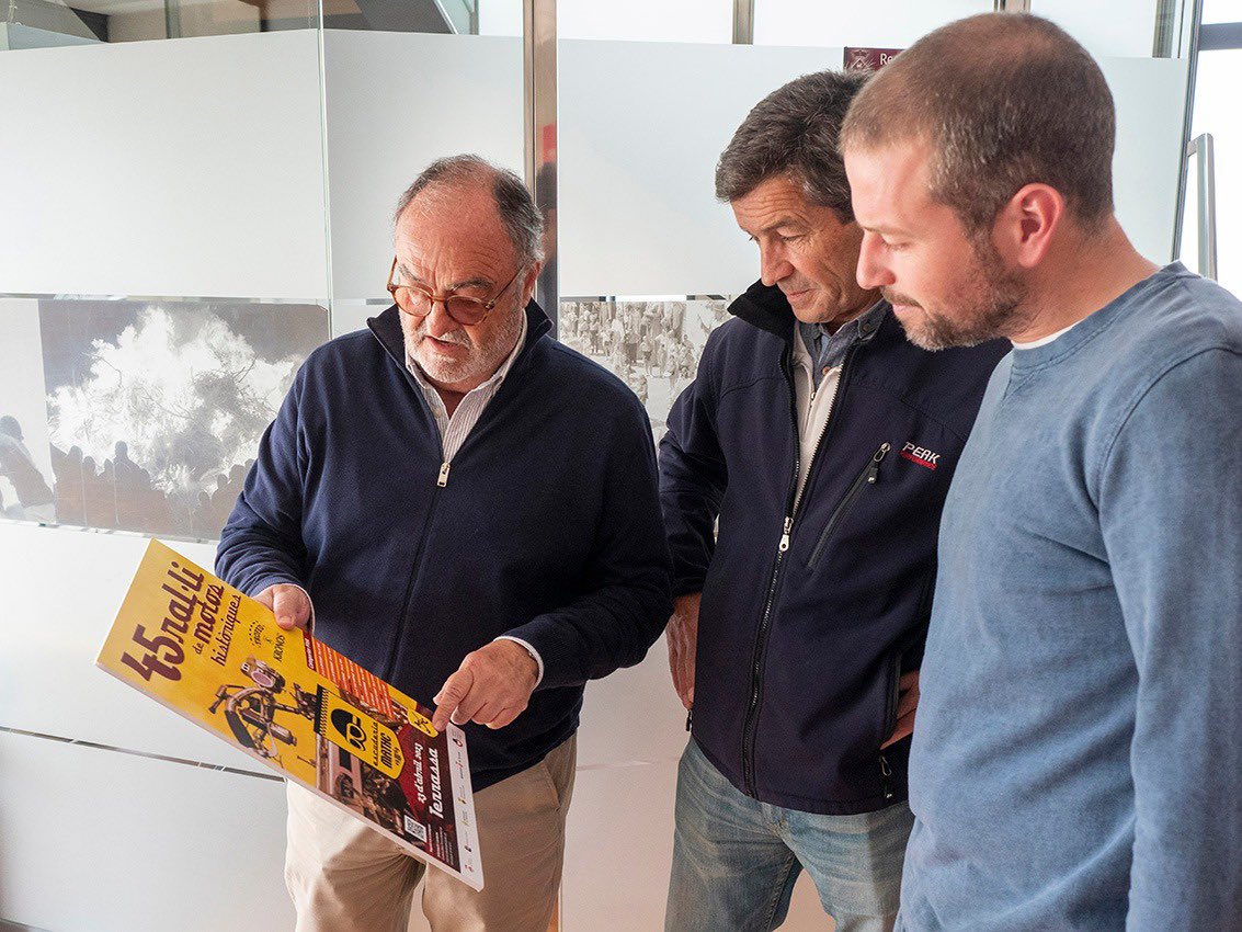 nil_lopez's tweet photo. Presentació de la 45a edició del ral•li de motos històriques de l’escuderia @EscuderiaMATHC 🏍️✊🏻

#Matadepera territori per a l’esport. https://t.co/jU4SAb2tam