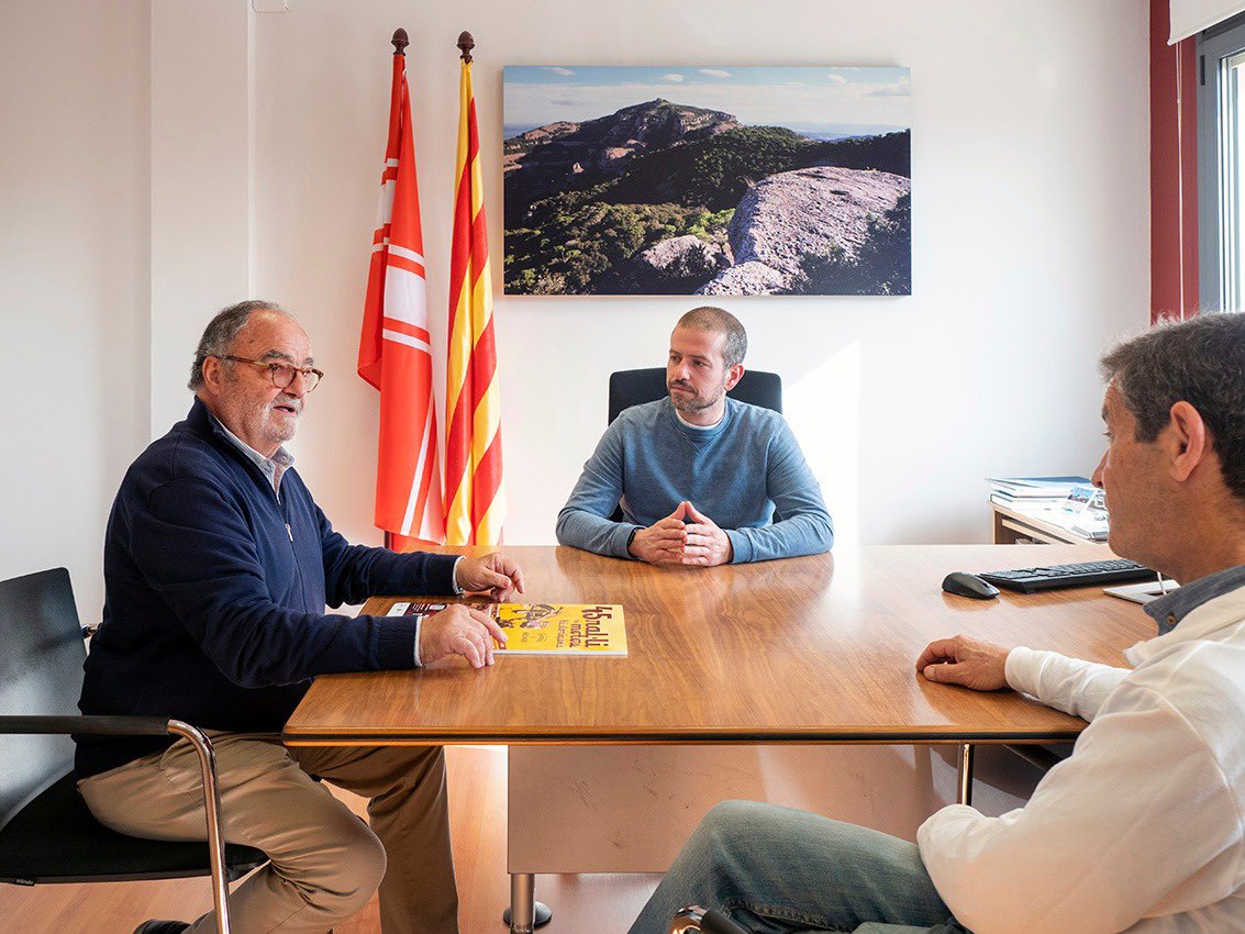 nil_lopez's tweet photo. Presentació de la 45a edició del ral•li de motos històriques de l’escuderia @EscuderiaMATHC 🏍️✊🏻

#Matadepera territori per a l’esport. https://t.co/jU4SAb2tam