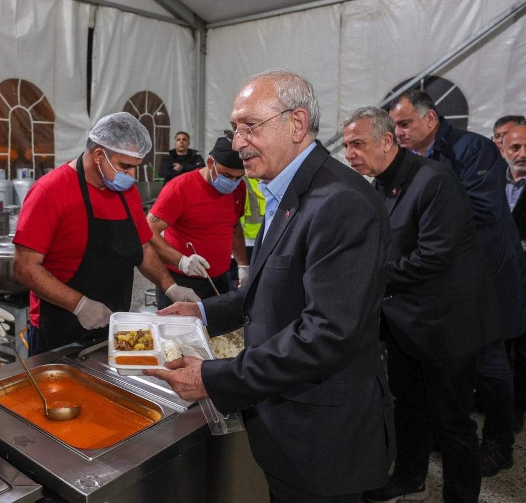 Muharrem İnce'yle oturup Çay kahve eşliğinde kuru pasta ye Sonra Deprem bölgesine git İftar açıyor gibi poz ver Madem oruç tutmuyorsun Depremzedelerin RIZKINI niye yiyorsun Yazık Günah değil mi #ProtestoEdiyorum Hayırlı Cumalar