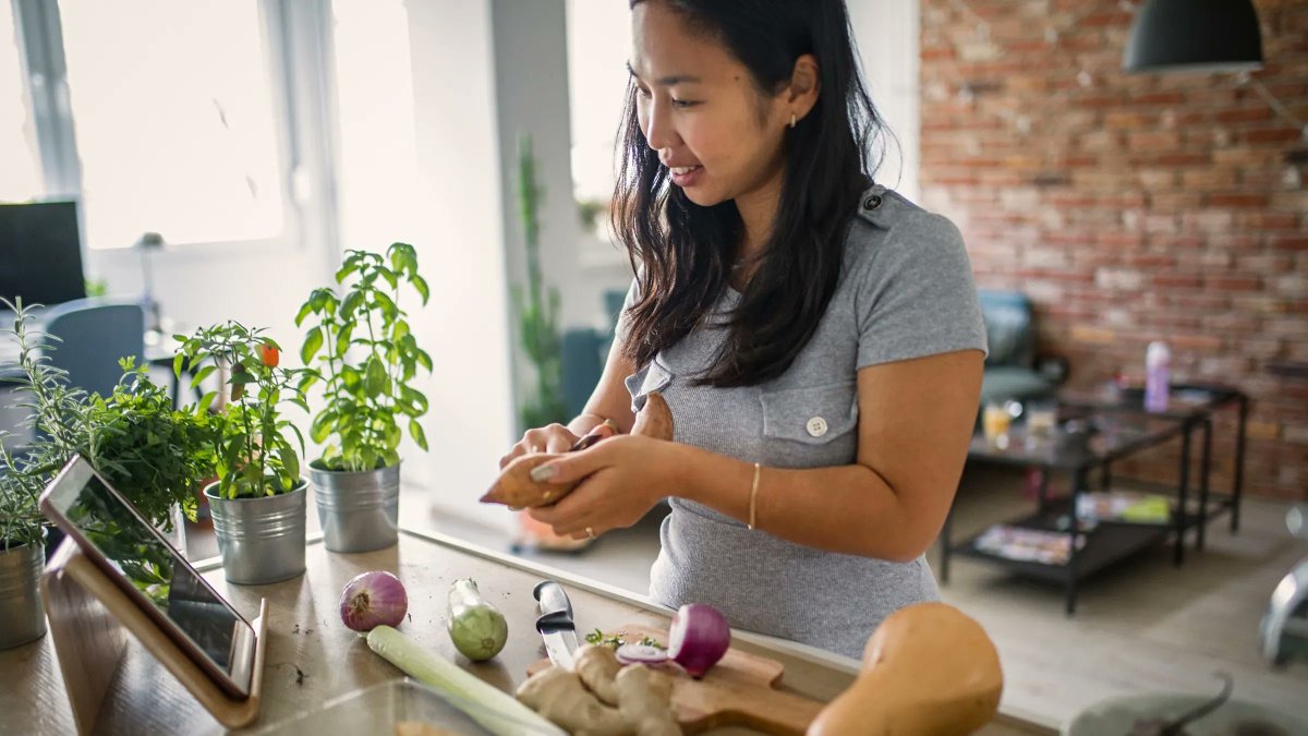 “New research suggests that cooking may offer mental health benefits.” How Cooking Can Help Your Mental Health | @cleaneatingmag buff.ly/3IViYVg #Cooking #SelfCare #MentalHealth