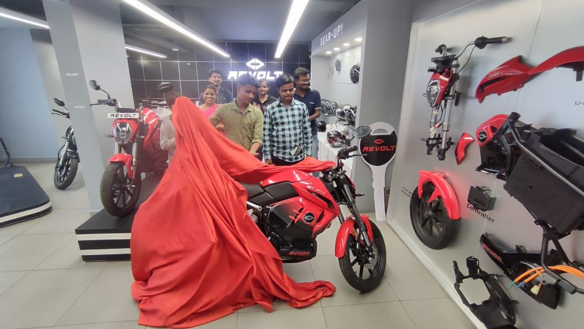 Shant_0911's tweet photo. @RevoltMotorsIN For some people, a #ev bike is just a two-wheeler used for transportation, while on the other hand, for others, it is more like an emotion.

So, revolt start a revolution motorcycle company or a showroom; our need to embrace that emotion for others. https://t.co/Q4saZVjaFw