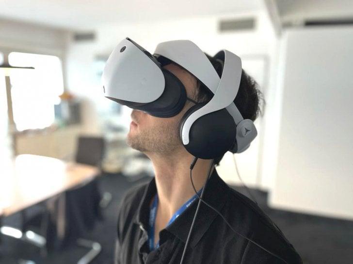 pcg_de's tweet photo. Hat Sony sich verkalkuliert? Die Playstation VR 2 verkauft sich mehr als schleppend. #PCG #GamingNews https://t.co/rYrHU316VO https://t.co/ueDCLaeMYq