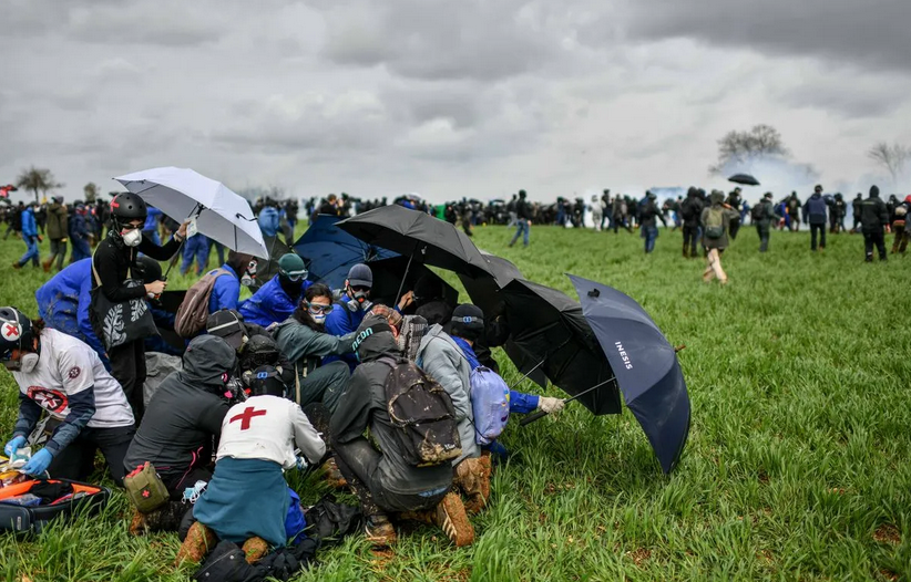 Maydaycanut's tweet photo. Une médic présente à #SainteSoline  témoigne longuement de ce qu'elle a vu et vécu le week-end dernier. Et on est très loin de la version officielle de la police et du samu. 
Elle s'écoute dans notre dernière émission
L'EAU, LE FEU, LA RAGE
👇📻
https://t.co/prEMfsddqW https://t.co/wA4oemJ6UO