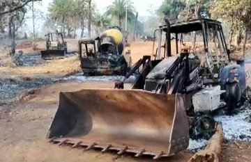 Anuradhaji2's tweet photo. Naxals destroying Govt &amp; private properties and Naxals disrupt government work in #Chhattisgarh . Naxalites set fire to 5 vehicles, 4 mobile towers in Chhattisgarh's Kanker
#FrustratedNaxals #MaoistAgainstDevelopment https://t.co/kv13ByC2hx