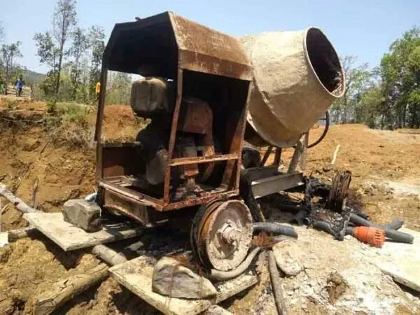 Prajakta_Singh2's tweet photo. Naxalites violence continues in Chhattisgarh. Naxalites have carried out incidents of arson in Narayanpur district in a few days, while some machines used in bridge construction and a mobile tower have also been burnt.. #FrustratedNaxals #TeJran  #MaoistAgainstDevelopment https://t.co/ocE2u4wRAx