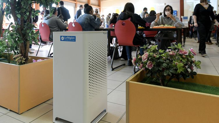 nousaerons's tweet photo. La région @iledefrance propose une subvention de 10 000 € à tous les lycées publics franciliens voulant
installer des purificateurs d’air et/ou des capteurs de CO2 dans leurs locaux. C'est l'un des volets du nouveau plan Ventilation à découvrir sur https://t.co/FKN25w57id https://t.co/LfvpA2urQ9
