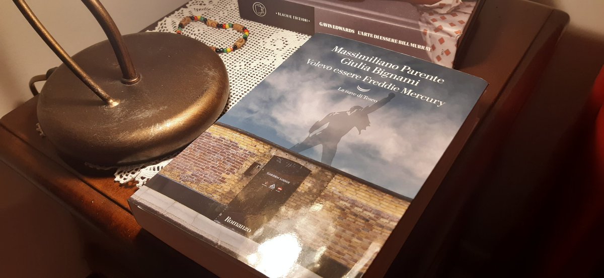 Rincasare a mezzanotte dalla presentazione di un libro. Dire "ma sì, vediamo come inizia questo" (gentil dono del nostro agente). Bruciare cento pagine fino al crollo delle palpebre.

Grazie per la deprivazione del sonno, <a href="/Jbigname1/">Giulia Bignami</a> e <a href="/parentetweet/">Massimiliano Parente</a>. 

<a href="/lanavediteseoed/">La nave di Teseo</a> 
<a href="/pnlalitag/">PNLA</a>