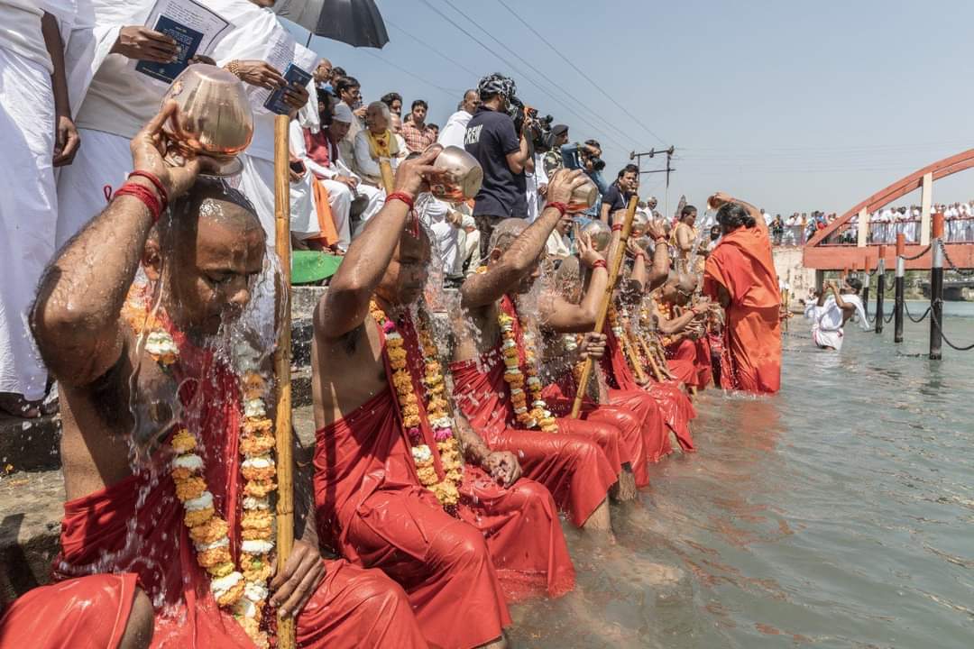 rakesh_bstpyp's tweet photo. योग, योगी की चिकित्सा पद्धति है। समृद्धि और वृद्धि योग के पीछे-पीछे दौड़ती है। योग सबसे बड़ी शक्ति और वैभव तथा यौवन की ऊर्जा है।
#पतंजलिसंन्यासी 
@yogrishiramdev @Ach_Balkrishna @DrJaideepArya @Sadhvi_Devpriya https://t.co/PydG6S92P5