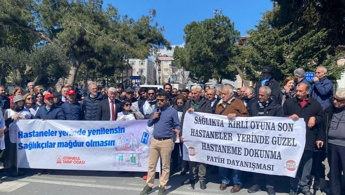istabip's tweet photo. Cerrahpaşa Tıp Fakültesi’nde “Hastaneler Yerinde Yenilensin” Eylemi Yapıldı 

👉👉https://t.co/Jjge91VY6P https://t.co/PPfJIIUHck
