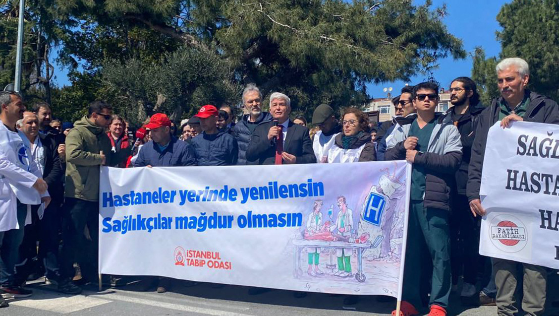 istabip's tweet photo. Cerrahpaşa Tıp Fakültesi’nde “Hastaneler Yerinde Yenilensin” Eylemi Yapıldı 

👉👉https://t.co/Jjge91VY6P https://t.co/PPfJIIUHck