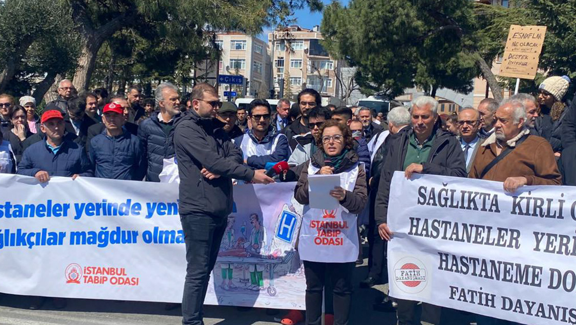 istabip's tweet photo. Cerrahpaşa Tıp Fakültesi’nde “Hastaneler Yerinde Yenilensin” Eylemi Yapıldı 

👉👉https://t.co/Jjge91VY6P https://t.co/PPfJIIUHck