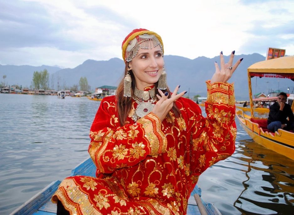 Kashmir ki Kali 💗

#kashmir #shikara #dallake #travel #visitkashmir #claudiaciesla #beautifulindia