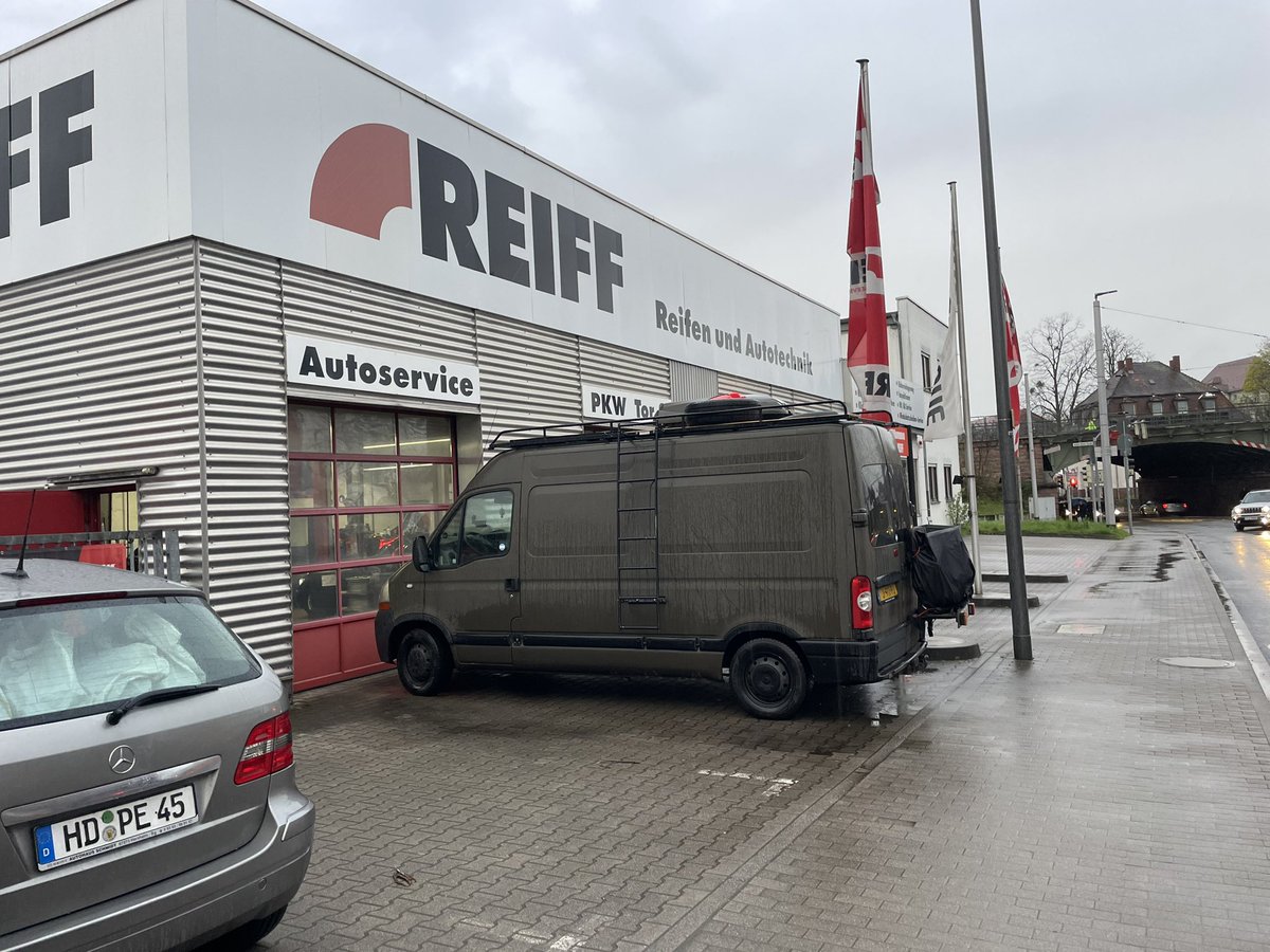 Hij staat bij de garage! De enige garage die ons wilde helpen. #radiateur is lek! Wij moeten ons nu 4 uur in Heidelberg vermaken. In de regen 💪😀