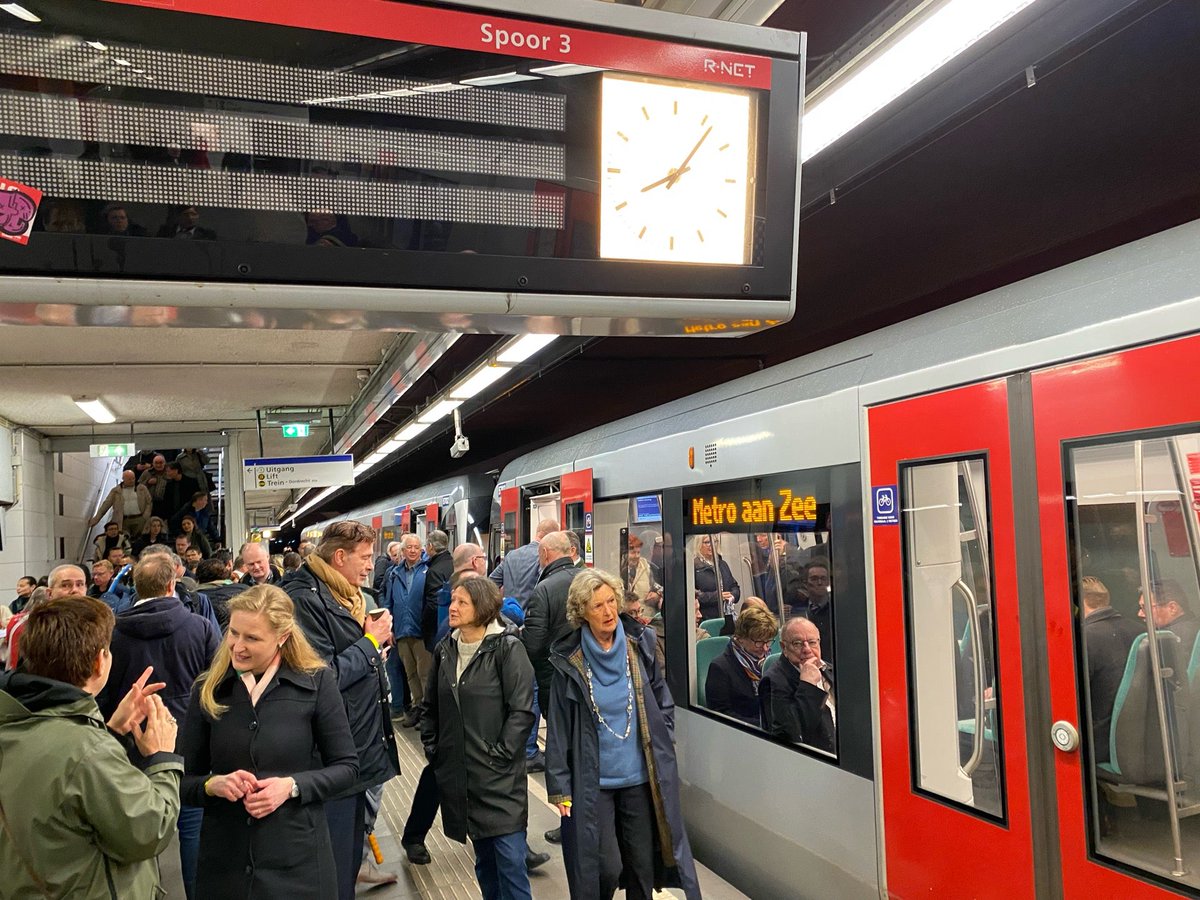 Met de (eerste) metro 🚇 naar het strand 🏖️ (@ Metrostation Blaak - @retrotterdam in Rotterdam, Zuid-Holland) swarmapp.com/c/gyOFN7HIGZp