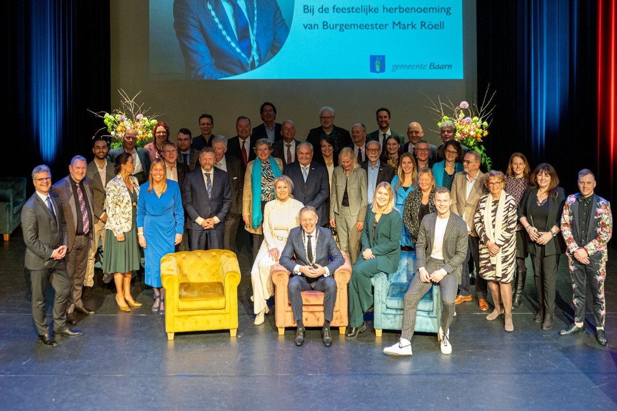 BmBaarn's tweet photo. Wat was het een bijzondere avond in de @SpeeldoosBaarn bij mijn herbenoeming als burgemeester van de @GemeenteBaarn. Het was overweldigend,feestelijk, emotioneel. Kortom prachtig. Heel veel dank aan iedereen die het voor mij en mijn gezin een onvergetelijke avond hebben gemaakt. https://t.co/f6WewMOpmC