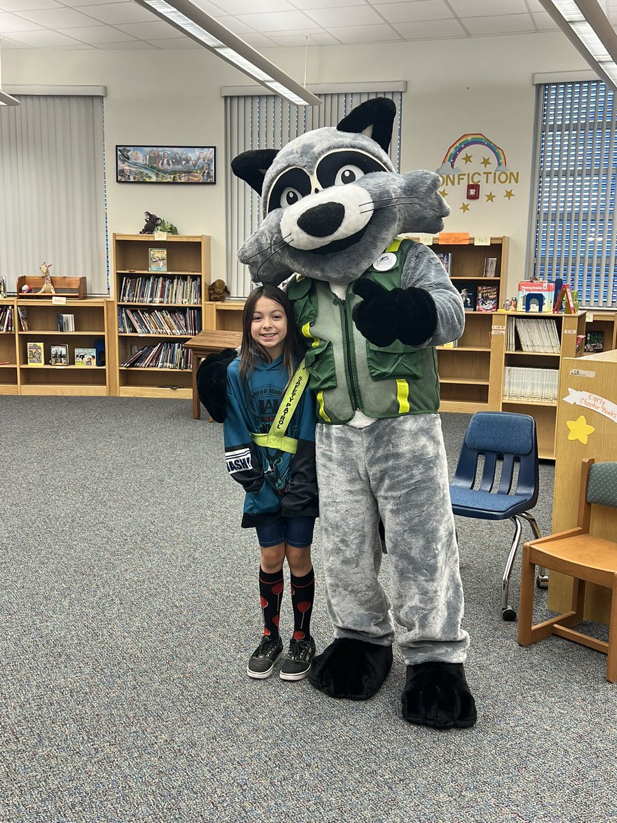 SOEbuzz's tweet image. We had a great morning with Rubbish the Raccoon. We appreciated his presence greeting students and sharing the importance of keeping the earth clean. 🤩