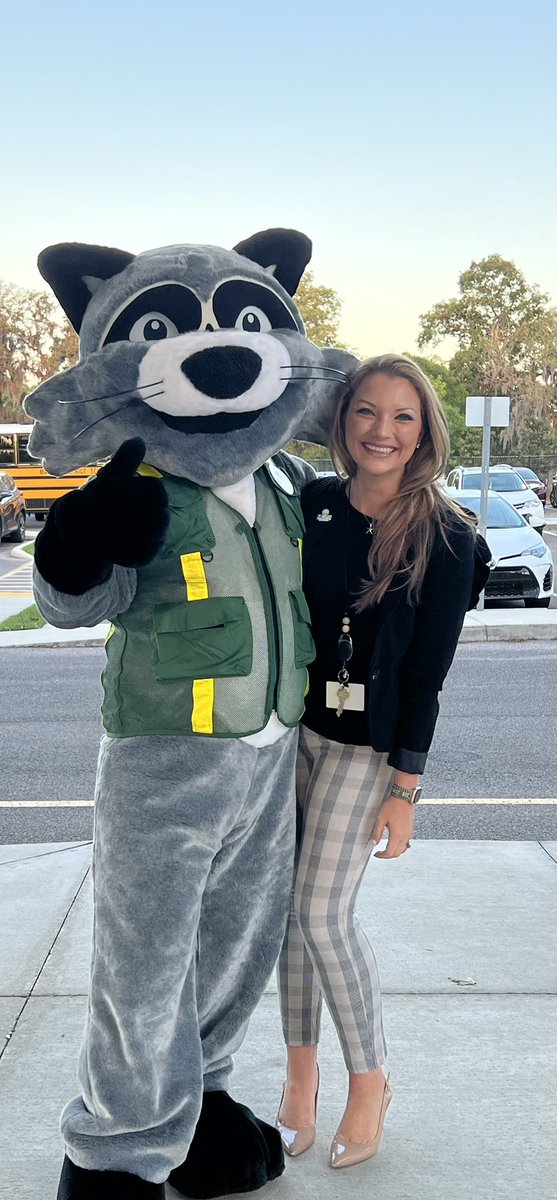 SOEbuzz's tweet image. We had a great morning with Rubbish the Raccoon. We appreciated his presence greeting students and sharing the importance of keeping the earth clean. 🤩