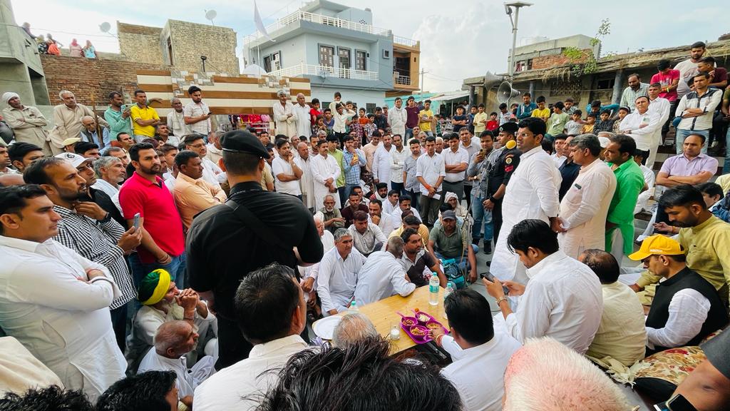 Dchautala's tweet photo. उचाना विधानसभा के तारखा गाँव में सम्मानित जनता के समक्ष....

प्रदेश की 408 मंडियों में 1 अप्रैल से 15 मई तक गेंहू की सरकारी खरीद की जा रही है। नए बदलाव के तहत अब स्वयं किसान अपनी गेहूं खरीद का दिन तय करेंगे। 72 घंटे में किसान के खाते में फसल की पेमेंट कर दी जाएगी। https://t.co/NGKMsq0dss