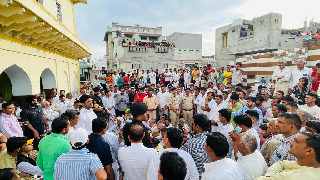 Dchautala's tweet photo. उचाना विधानसभा के तारखा गाँव में सम्मानित जनता के समक्ष....

प्रदेश की 408 मंडियों में 1 अप्रैल से 15 मई तक गेंहू की सरकारी खरीद की जा रही है। नए बदलाव के तहत अब स्वयं किसान अपनी गेहूं खरीद का दिन तय करेंगे। 72 घंटे में किसान के खाते में फसल की पेमेंट कर दी जाएगी। https://t.co/NGKMsq0dss