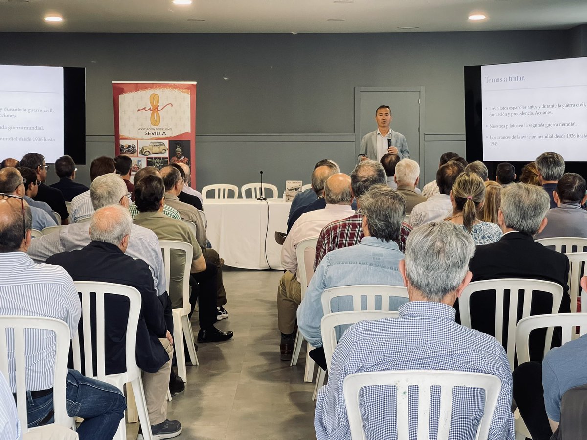 RCLabradores's tweet photo. 📸 Ayer completamos aforo en el salón multiusos de I. Deportivas, D. Manuel Parrilla impartió una interesante 💬 conferencia sobre pilotos de 🛩️ caza españoles en la Guerra Civil y II Guerra Mundial #cultura 🔴🔵 #ViveRCL https://t.co/qWnm9fYvQS