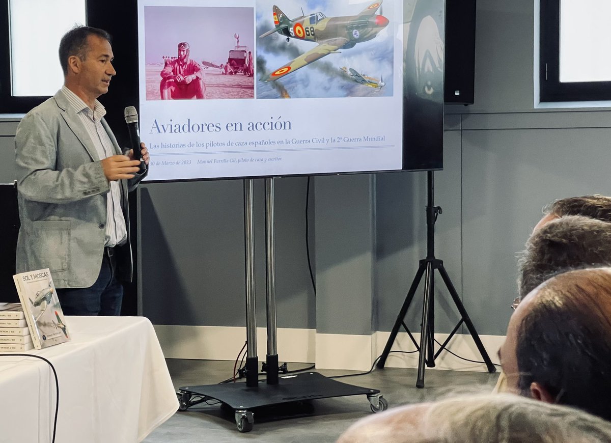 RCLabradores's tweet photo. 📸 Ayer completamos aforo en el salón multiusos de I. Deportivas, D. Manuel Parrilla impartió una interesante 💬 conferencia sobre pilotos de 🛩️ caza españoles en la Guerra Civil y II Guerra Mundial #cultura 🔴🔵 #ViveRCL https://t.co/qWnm9fYvQS