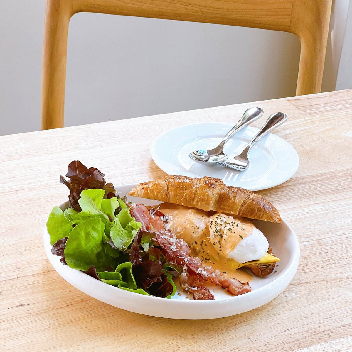 Kin24hrs's tweet photo. คาเฟ่เขาใหญ่เปิดใหม่ Owen's room Brunch and Eatery 🍳 อาหารจะผสมกลิ่นอายความเป็นญี่ปุ่น Scramble Egg with Mentaiko ซอสนัวๆ เสิร์ฟพร้อมครัวซองกรอบนอกนุ่มใน เข้ากันมาก Egg Benedict ซอสต้มยำ ซอสอร่อยเข้มข้น และไข่กระทะ ท็อปปิ้งแน่นๆ ดีงามทุกจาน #อร่อยบอกต่อ #รีวิวคาเฟ่ @aroii https://t.co/MQEoRcLtu4
