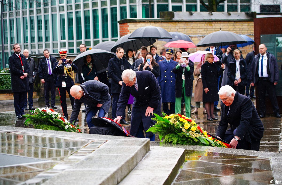 GermanEmbassy's tweet photo. In Hamburg Their Majesties laid flowers at the memorial "Kindertransport – the final farewell".
A wreath-laying ceremony followed at St. Nikolai Memorial.
It was formerly one of Hamburg’s main churches and was destroyed during a bombing attack in 1943. #RoyalVisitGermany https://t.co/2xr5OdGSNK