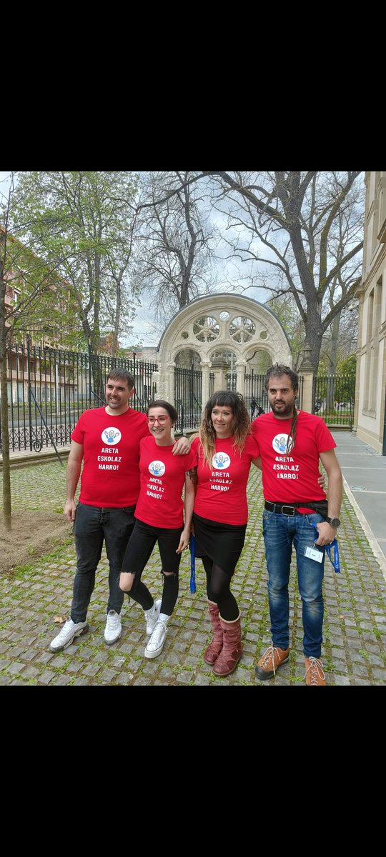 #Hezkuntza
Gora gure aretar maiteak, gaur Eusko Legebiltzarrera joan dira eskolaren etorkizuna bermatzera. 2 urteko gela hurrengo kurtsoan mantenduko da, baina zer gertatuko ote da etorkizunean?

EH Bildu eskola publikoaren alde!