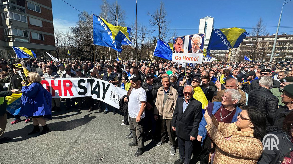 aa_balkans's tweet photo. #Protesti građana ispred #OHR-a u organizaciji neformalne grupe građana #ReSTART_BiH i #Kruga99 #Sarajevo #BiH https://t.co/s14LAND3lv