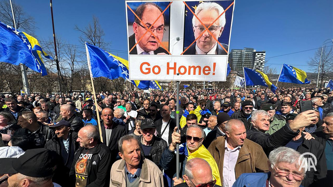 aa_balkans's tweet photo. #Protesti građana ispred #OHR-a u organizaciji neformalne grupe građana #ReSTART_BiH i #Kruga99 #Sarajevo #BiH https://t.co/s14LAND3lv