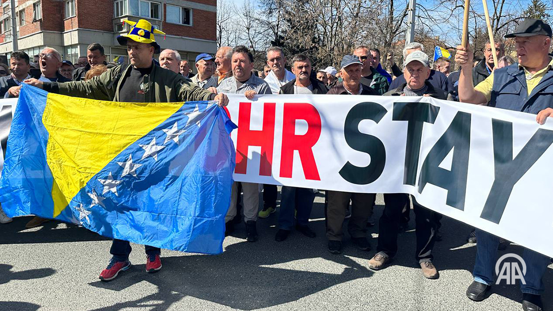 aa_balkans's tweet photo. #Protesti građana ispred #OHR-a u organizaciji neformalne grupe građana #ReSTART_BiH i #Kruga99 #Sarajevo #BiH https://t.co/s14LAND3lv