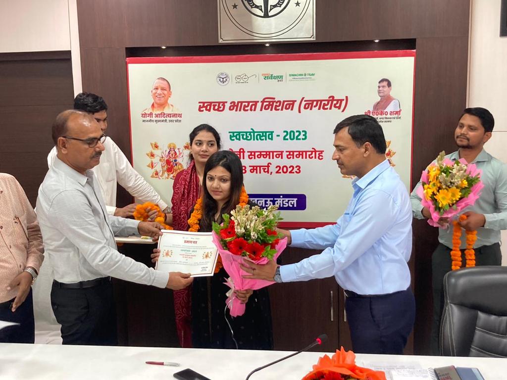 NPP_Raebareli's tweet photo. #NavdeviSammanceremony
नगर पालिका परिषद्  द्वारा #swachhotsav2023  के अन्तर्गत #नवदेवीसम्मान समारोह का आयोजन किया गया। 
स्वच्छता में उत्कृष्ट कार्यों के लिए महिलाओं को पुष्पगुच्छ और प्रशस्ति पत्र देकर सम्मानित किया गया।
#SwachhAmritMahotsav #AmritMahotsav  #swachhsurvekshan2023 https://t.co/x4xt833Ls4