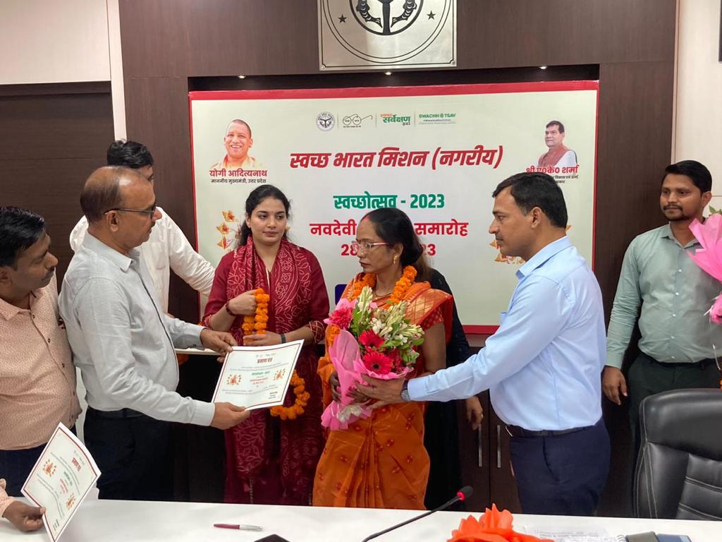 NPP_Raebareli's tweet photo. #NavdeviSammanceremony
नगर पालिका परिषद्  द्वारा #swachhotsav2023  के अन्तर्गत #नवदेवीसम्मान समारोह का आयोजन किया गया। 
स्वच्छता में उत्कृष्ट कार्यों के लिए महिलाओं को पुष्पगुच्छ और प्रशस्ति पत्र देकर सम्मानित किया गया।
#SwachhAmritMahotsav #AmritMahotsav  #swachhsurvekshan2023 https://t.co/x4xt833Ls4