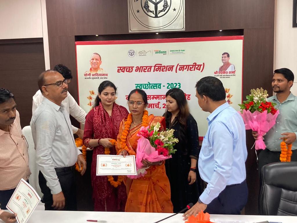NPP_Raebareli's tweet photo. #NavdeviSammanceremony
नगर पालिका परिषद्  द्वारा #swachhotsav2023  के अन्तर्गत #नवदेवीसम्मान समारोह का आयोजन किया गया। 
स्वच्छता में उत्कृष्ट कार्यों के लिए महिलाओं को पुष्पगुच्छ और प्रशस्ति पत्र देकर सम्मानित किया गया।
#SwachhAmritMahotsav #AmritMahotsav  #swachhsurvekshan2023 https://t.co/x4xt833Ls4
