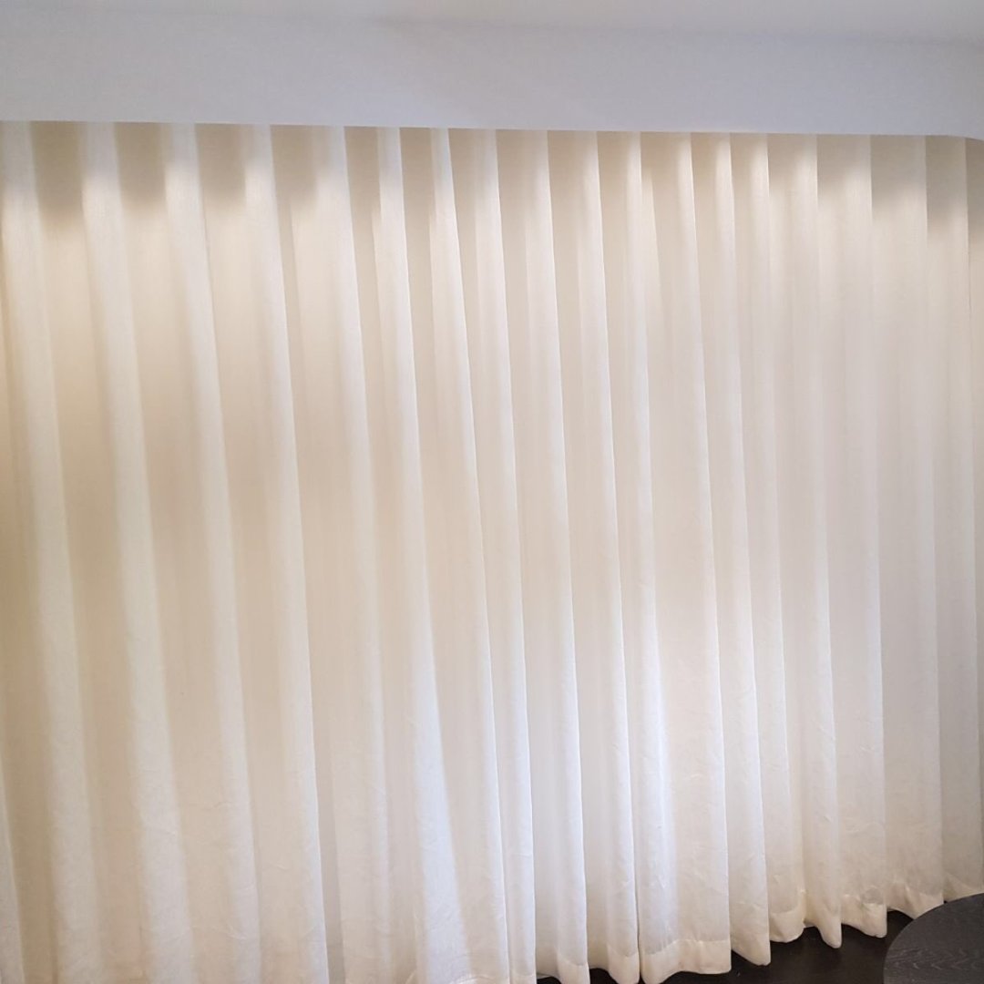 These Silent Glass 80mm wave voiles are one of our favourites! Fitted to accommodate a sloped wall, we can create bespoke products to fit any unique space!

#bespokeinteriors #interiorstyling #homedecor