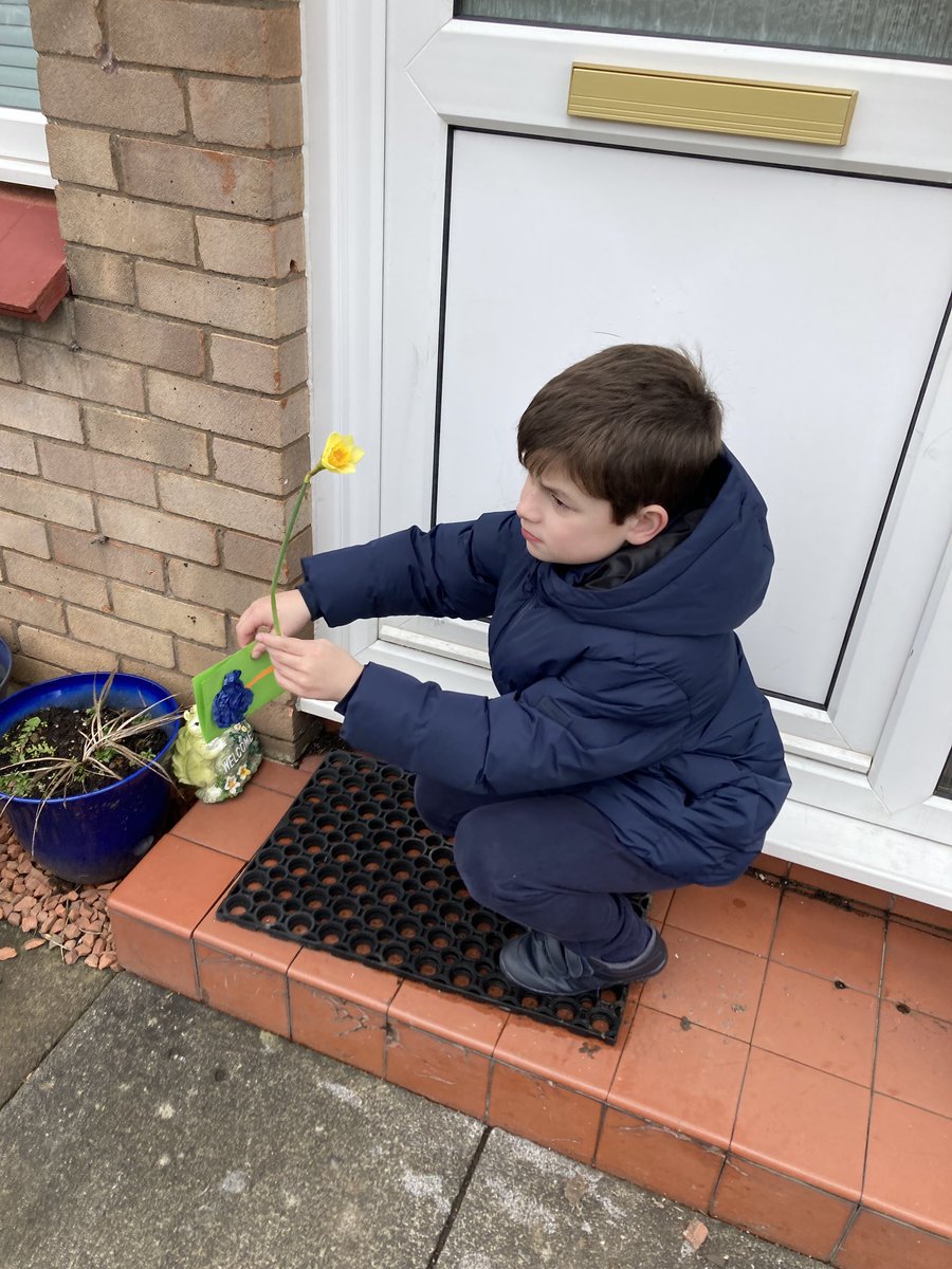 ChatelheraultPS's tweet photo. Room 8 enjoyed participating in our #CommunityWalk to share some #SpringCheer to the residents in our local community #itsSLC #CommunityPartnerships https://t.co/9T2t7aUeSF