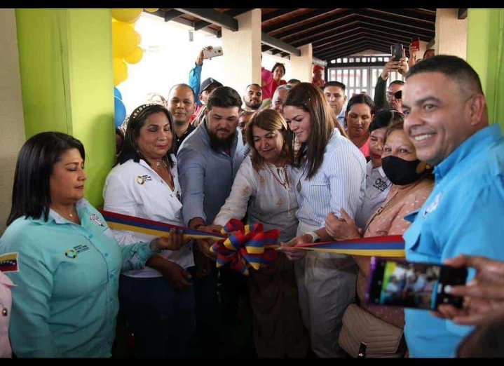mreyesPSUV's tweet photo. Nuestra Ministra @_LaAvanzadora por orientación de nuestro Presidente @NicolasMaduro reinauguro la sede del @ipasmematurin para la atención de la salud del magisterio del Edo. Monagas. @IpasmeOficial seguimos avanzando #MaduroEsUnDuro https://t.co/GMq7HJojyZ