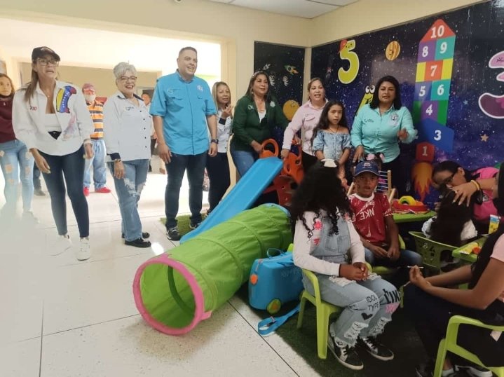 mreyesPSUV's tweet photo. Nuestra Ministra @_LaAvanzadora por orientación de nuestro Presidente @NicolasMaduro reinauguro la sede del @ipasmematurin para la atención de la salud del magisterio del Edo. Monagas. @IpasmeOficial seguimos avanzando #MaduroEsUnDuro https://t.co/GMq7HJojyZ