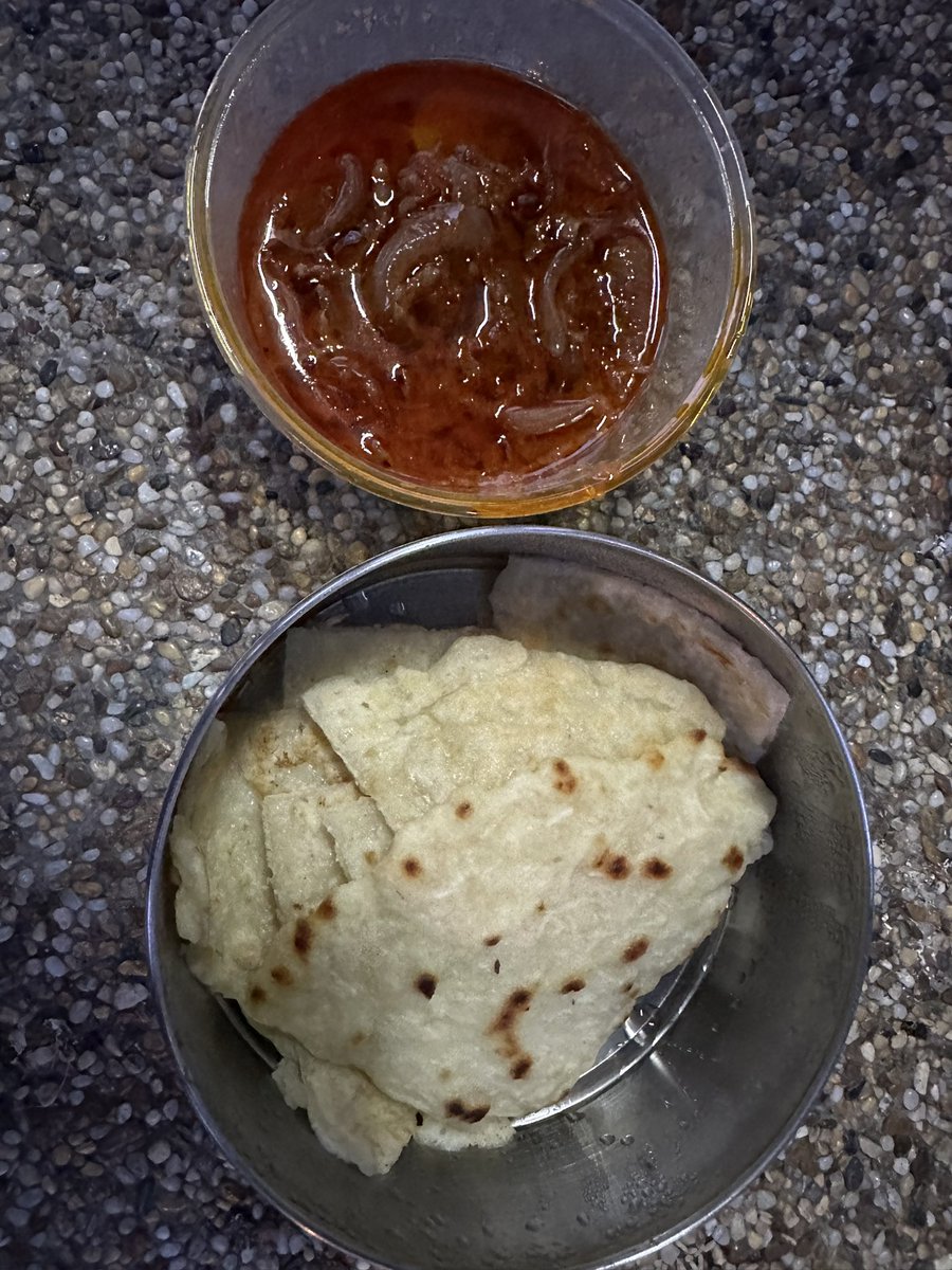 ahmadmaslan's tweet image. Berbuka puasa #Ramadan di Hentian Sebelah #YongPeng. On d way ke #JB ada prgm moreh &amp;amp; perbincangan dgn Ketua2 Agensi Kem.Kewangan negeri #Johor. Makan lempeng dll juadah yg dibekal oleh isteri saya, dgn 2 staf.