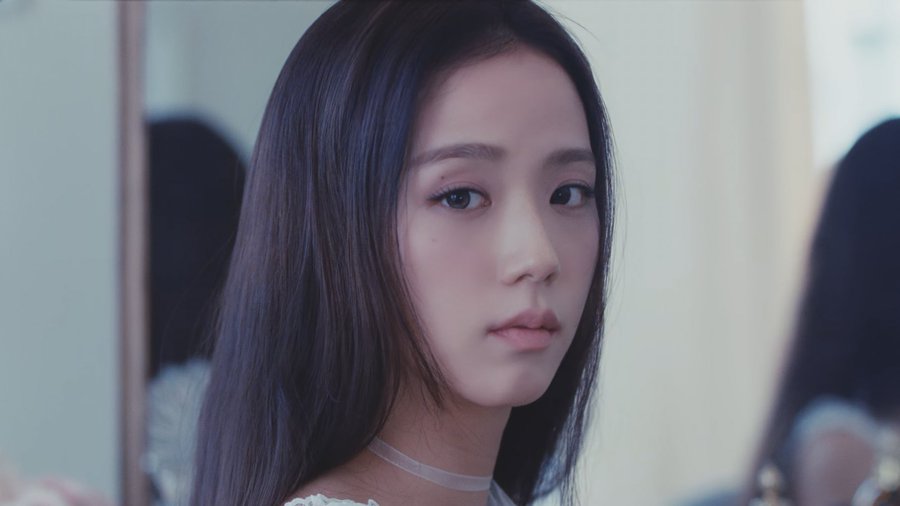 ActressJisooPic's tweet photo. #JISOO now joins ROSÉ as the only female Kpop idol to reach #1 on US iTunes as a solo artist https://t.co/dxV3cBmVbW