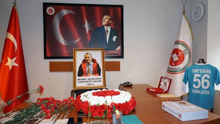 DHKP-C’li teröristlerce şehit edilen Cumhuriyet Savcımız Mehmet Selim Kiraz'ı seneyi devriyesinde rahmetle anıyorum.
#MehmetSelimKiraz