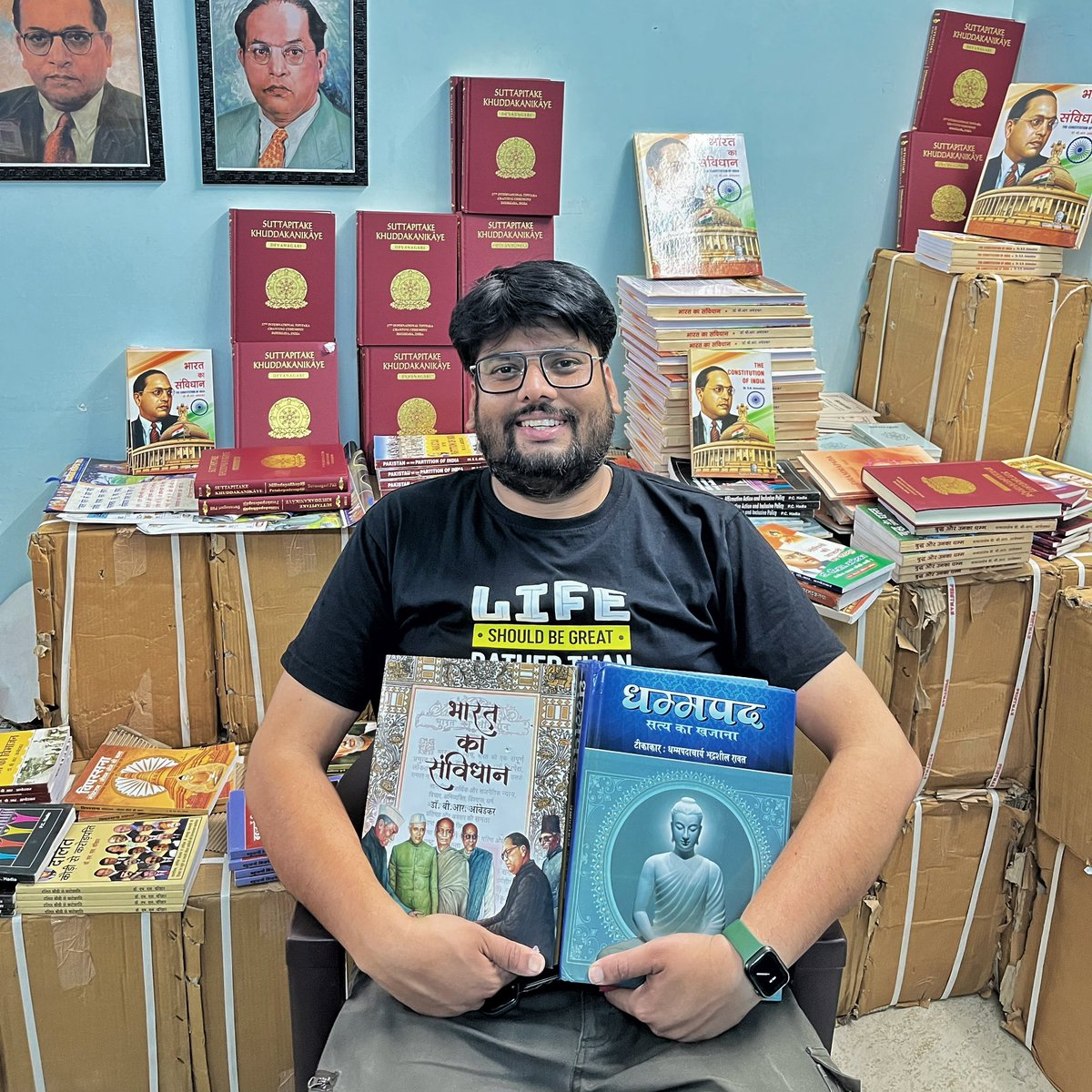 AnjulBamhrolia's tweet photo. हम तैयार हैं कल से मुफ्त में बहुजन साहित्य बांटने के लिए website - https://t.co/fKt0M1hSRt https://t.co/bOPbeJve8N