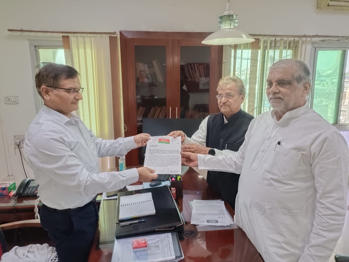 समाजवादी पार्टी ने मुख्य निर्वाचन अधिकारी उत्तर प्रदेश, लखनऊ से 34-स्वार विधान सभा निर्वाचन क्षेत्र में उप निर्वाचन 2023 को स्वतंत्र, निष्पक्ष, निर्भीक, भयमुक्त सम्पन्न कराने के लिए मुरादाबाद मण्डलायुक्त श्री आन्जनेय कुमार सिंह को उनके वर्तमान पद से तत्काल प्रभाव से हटाने की मांग