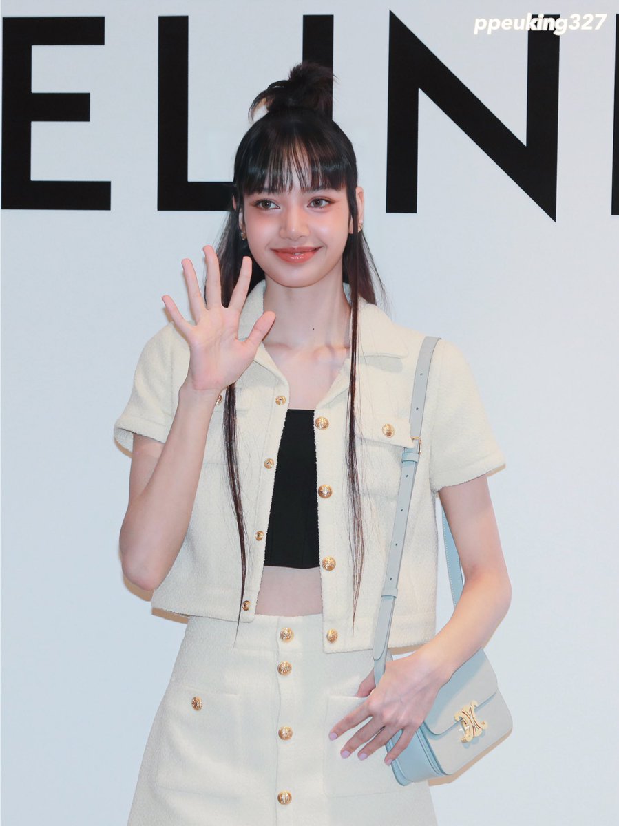 ppeuking327's tweet photo. [HQ] 230330 Celine pop-up
셀린느걸….. 왜 이러케  귀엽고 멋찌니

#LISA #리사 #BLACKPINK #블랙핑크 https://t.co/CmkFYjr9tg