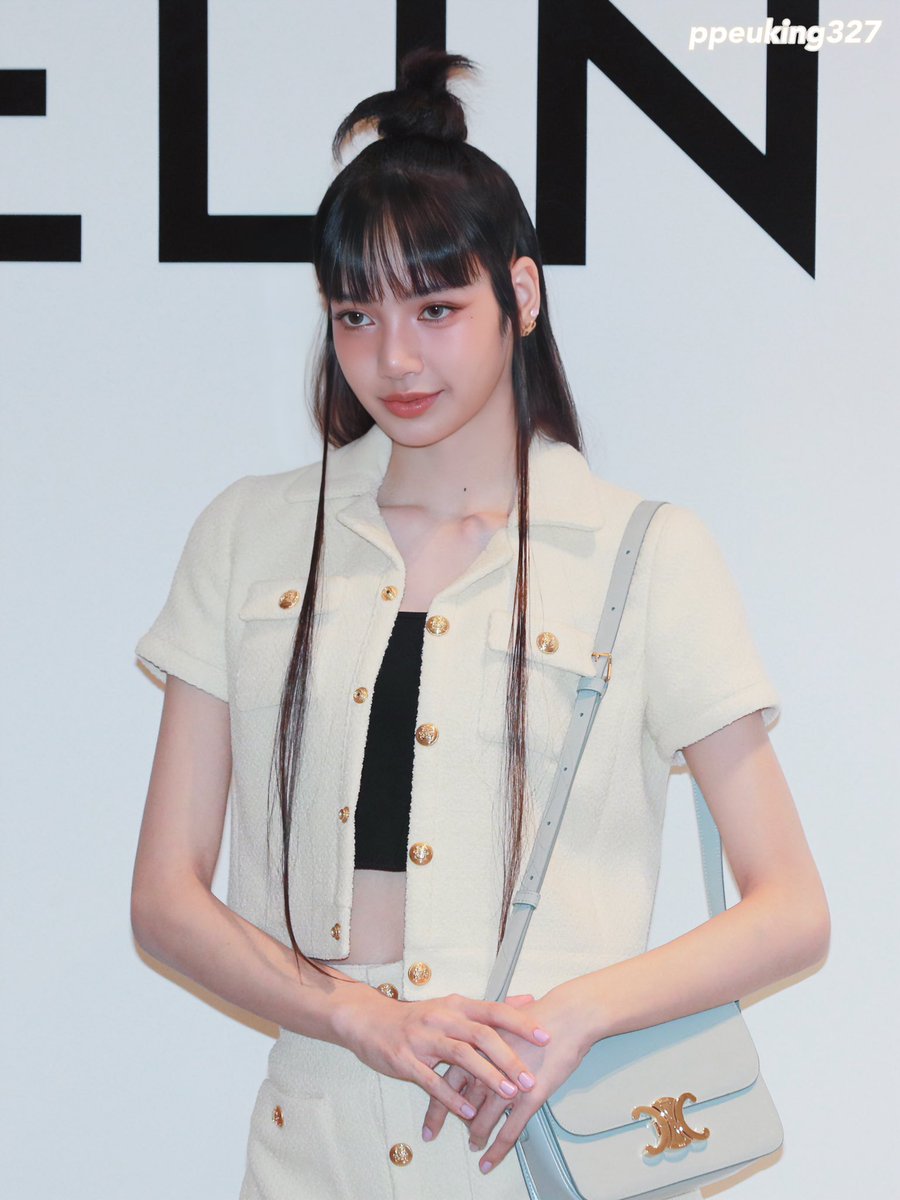 ppeuking327's tweet photo. [HQ] 230330 Celine pop-up
셀린느걸….. 왜 이러케  귀엽고 멋찌니

#LISA #리사 #BLACKPINK #블랙핑크 https://t.co/CmkFYjr9tg