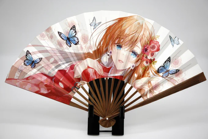 #美少女京扇子 クラファン終了まで残り3時間!京扇子をお申し込みの皆様、ご一緒に「飾り台」と「扇子袋」はいかがですか?飾り台は足の角度が自由に変えられ、壁掛けに使用することも出来るので飾り方の幅が広がります!扇子袋は持ち運び時に入れておくだけで扇子の持ちが格段に代わります! 