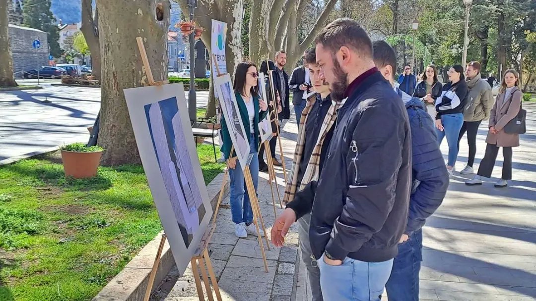 gotrebinje's tweet photo. У оквиру активности из “H2020 TExTOUR“ пројекта Истраживачки центар за простор данас је испред Туристичког инфо центра у Дучићевој улици организoвано прво представљање StartArt! фестивала (насеље Крш, Требиње), који ће бити уприличен током мјесеца јуна у Требињу https://t.co/GIemUwdTLJ