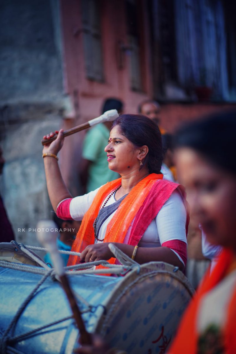 काल श्रीरामनवमी निमित्त आमच्या गोदाकाठ सायखेडा गावातून अतिशय भव्य दिव्य अशी प्रभू श्रीराम जी यांच्या रथाची शोभायात्रा काढण्यात आली, या शोभयात्रेत प्रथमच आमच्या ग्रामीण भागातल्या महिला भगिनी ढोल वाजवण्यात सहभागी होत्या, मीही या शोभयात्रेत ढोल वाजविण्याचा आनंद घेतला.
#RamNavmi2023