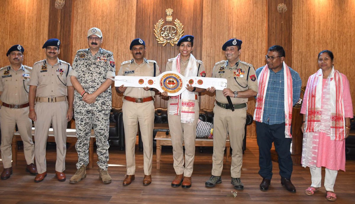gpsinghips's tweet photo. অসম গৌৰৱ  তথা আমাৰ অতি মৰমৰ @LovlinaBorgohain ক @assampolice ৰ মূখ্য কাৰ্যালয়ত দেশৰ বাবে খ্যাতি অৰ্জন কৰা উপলক্ষে সম্বৰ্ধনা জনাই আনন্দিত হলো।। তেওঁৰ মাক - দেউতাক লৈয়ো এই সুযোগতে অভিনন্দন জনালো।। https://t.co/XT9Lbo9KUS
