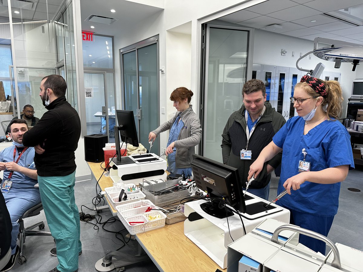 UroRazzleDazzle's tweet photo. Residents that train together stick together! Great day @MountsinaiUro sim lab with lap/robo practice for seniors and suture and knot handling for juniors. 👩🏻‍⚕️👨🏻‍⚕️🪡🤖@MSUroRes https://t.co/CImEY04rof
